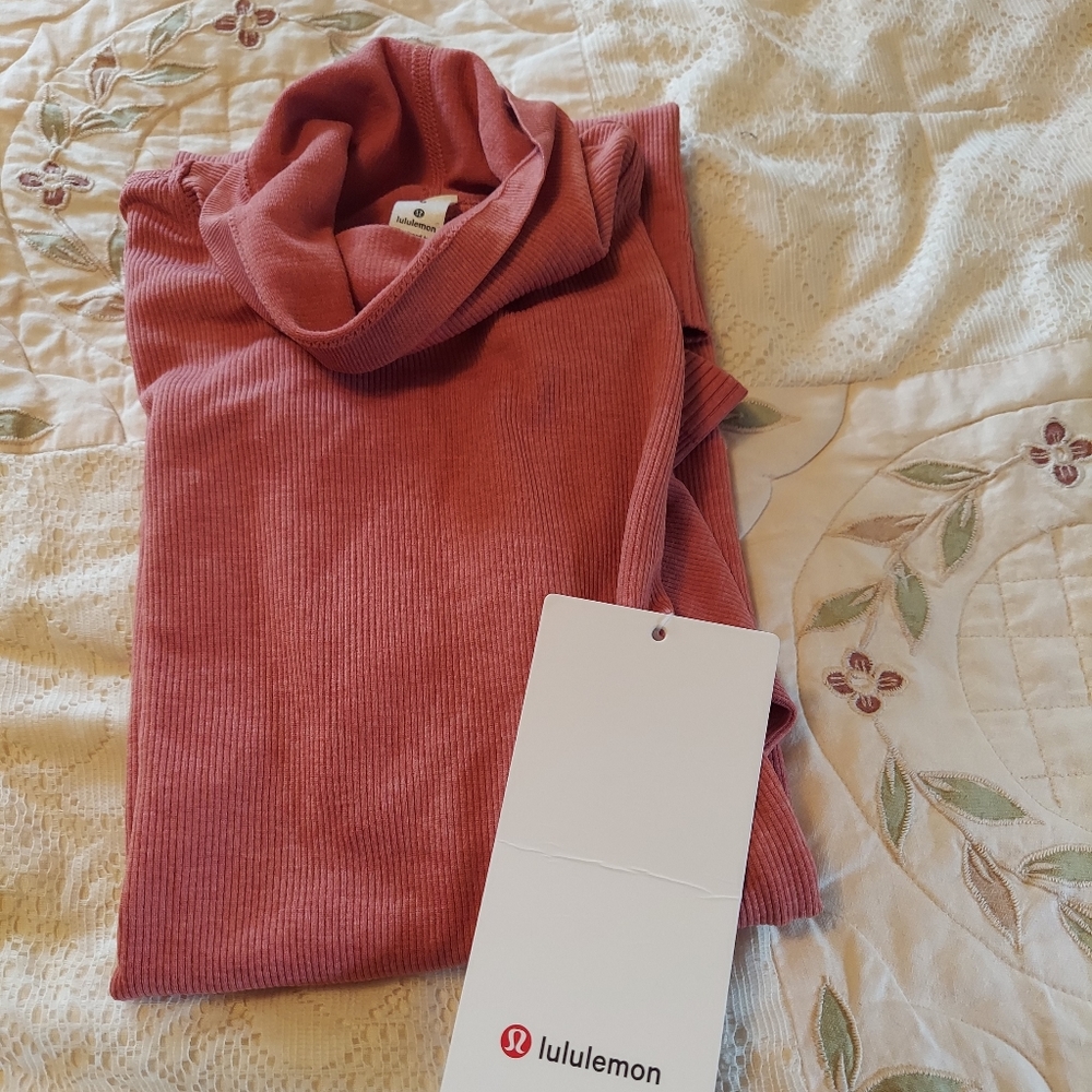 SOLD!💋NWT! LULULEMON TURTLENECK!❣